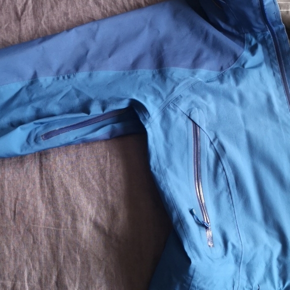 MEC Gore-Tex Pro Waterproof/Windproof Ski Shell Jacket - Picture 10 of 12